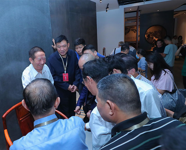 王泽林为参观考察嘉宾讲解2